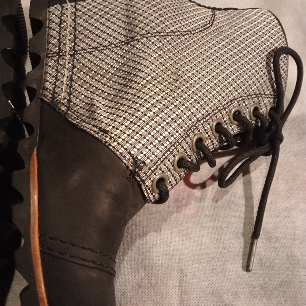 Sorel Black and White Lace-Up Ankle Booties - Great Condition - Picture 4 of 11